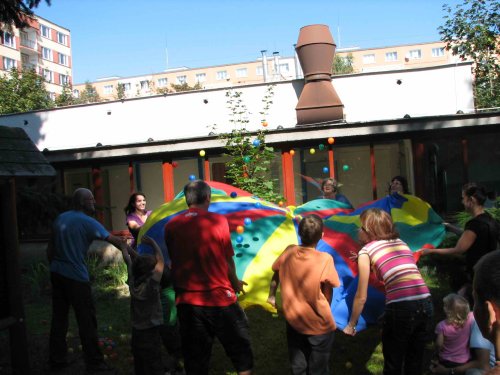 Psychomotorický padák - kulatá vícebarevná plachta s otvorem uprostřed, děti vnímají barevnost (vybírají si barvu). Příklad cvičení: procvičujeme horní končetiny a spolupráci ve skupině - řízení pohybů míčků na padáku.