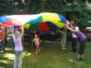 Psychomotorický padák - kulatá vícebarevná plachta s otvorem uprostřed, děti vnímají barevnost (vybírají si barvu). Příklad cvičení: procvičujeme horní končetiny a spolupráci ve skupině - podlézání padáku.