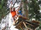 Jízda na kladce nad vodou: Vojta v koruně stromu - letní tábor Bonětice