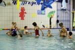 Plavání pro děti s PAS ve spolupráci s Plaveckým klubem Slávia VŠ Plzeň o.s. a se Západočeskou univerzitou v Plzni - říjen 2012 - cvičení ve vodě