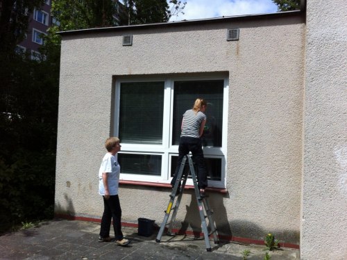 Deloitte Praha květnová dobročinná akce ÚKLID V PROCITU - mytí oken sdružení